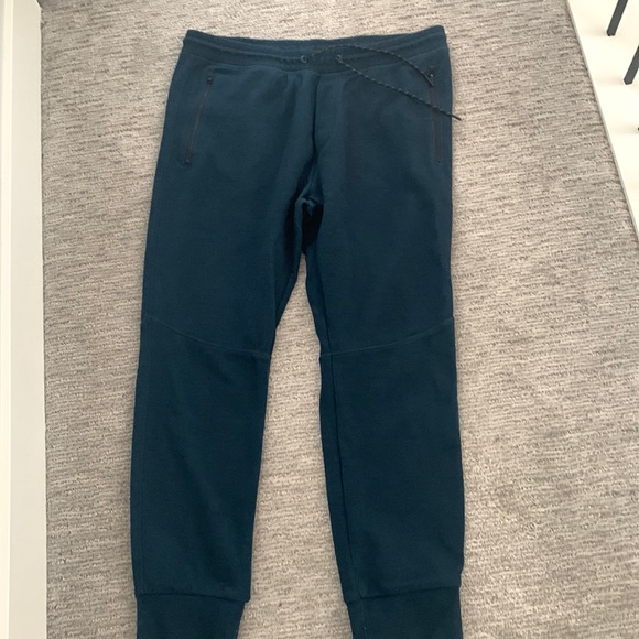 American Eagle fleece joggers. Gently used, in excellent condition. - Picture 1 of 2